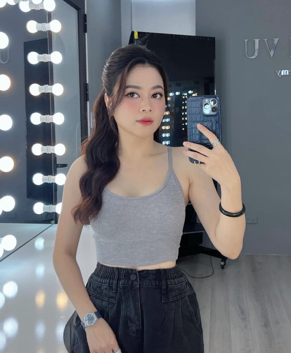 Gần đây, hot mom Hằng Túi đã chia sẻ hình ảnh khoe nhan sắc xinh đẹp với sống mũi cao khiến mọi người chú ý.