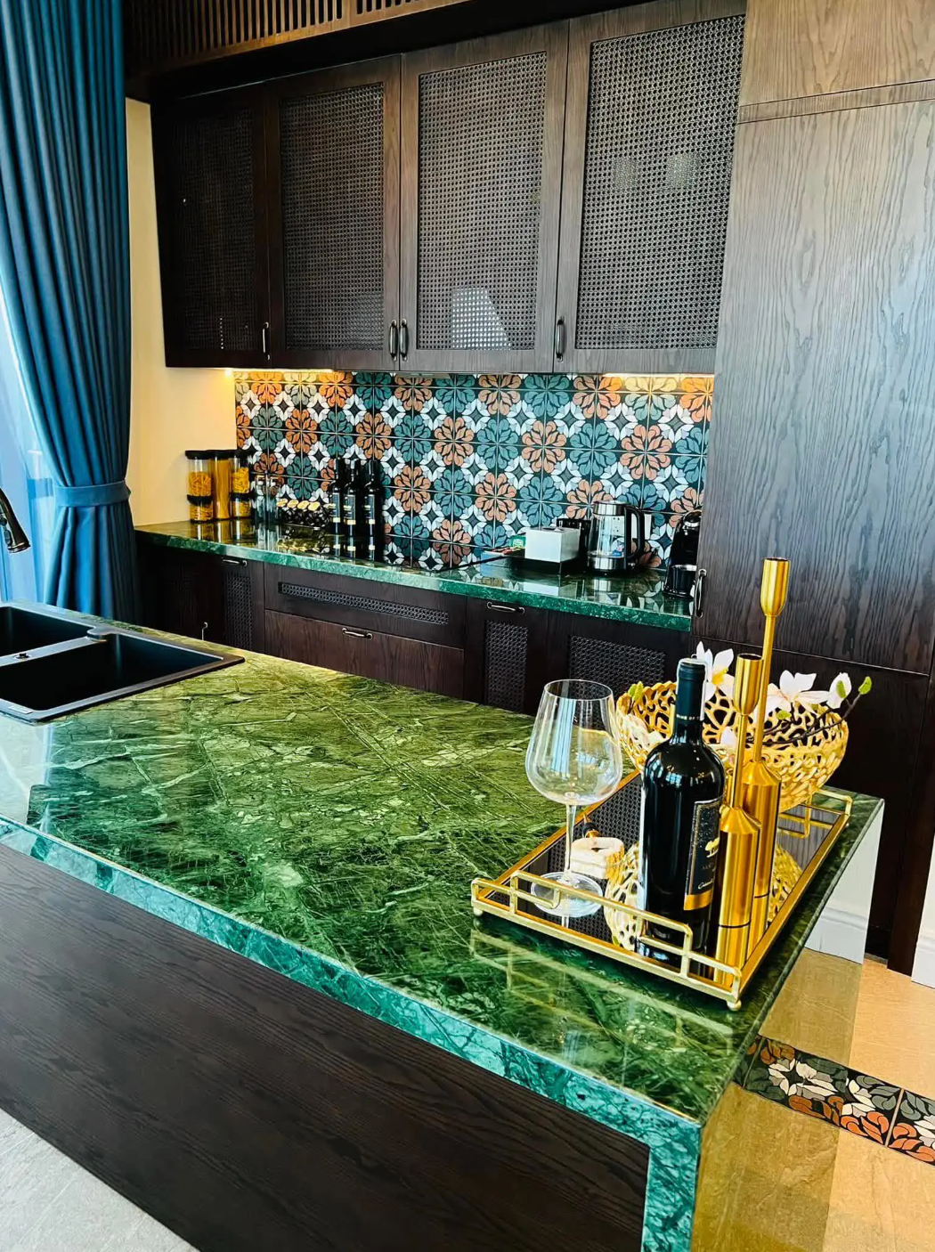 Cách đây một năm, Hằng Túi còn gây chú ý khi đăng bài rao bán căn nhà có diện tích khoảng 123m2 ở ngã tư Phố Huế - Tô Hiến Thành, vị trí nằm ngay trung tâm Hà Nội.