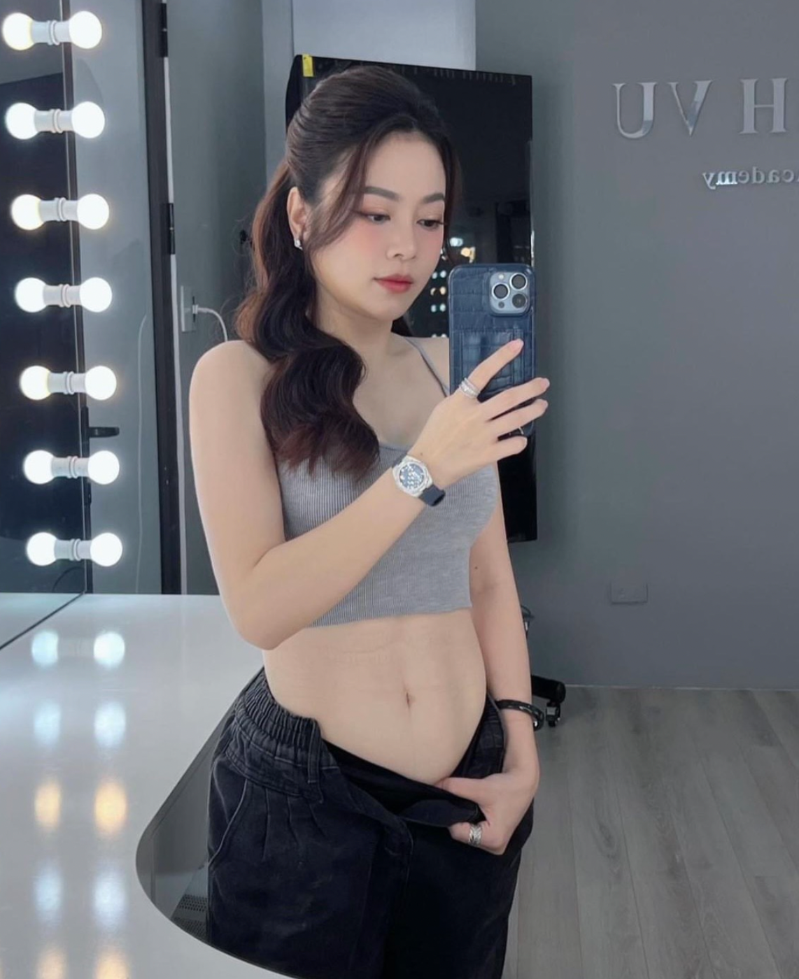 Ngoài vẻ trẻ trung "khó tin", thân hình thon gọn của hot mom U40 này cũng được dân tình tán tưởng.