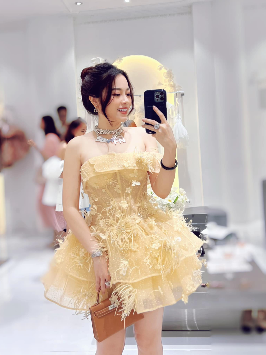 Ngoài con nuôi tên Súp, Hằng Túi còn là mẹ của 5 người con ruột sau 2 lần kết hôn. Sau khi ly hôn với chồng cũ Đăng Nguyên, cô đi thêm bước nữa với kiến trúc sư điển trai Tiến Dũng.