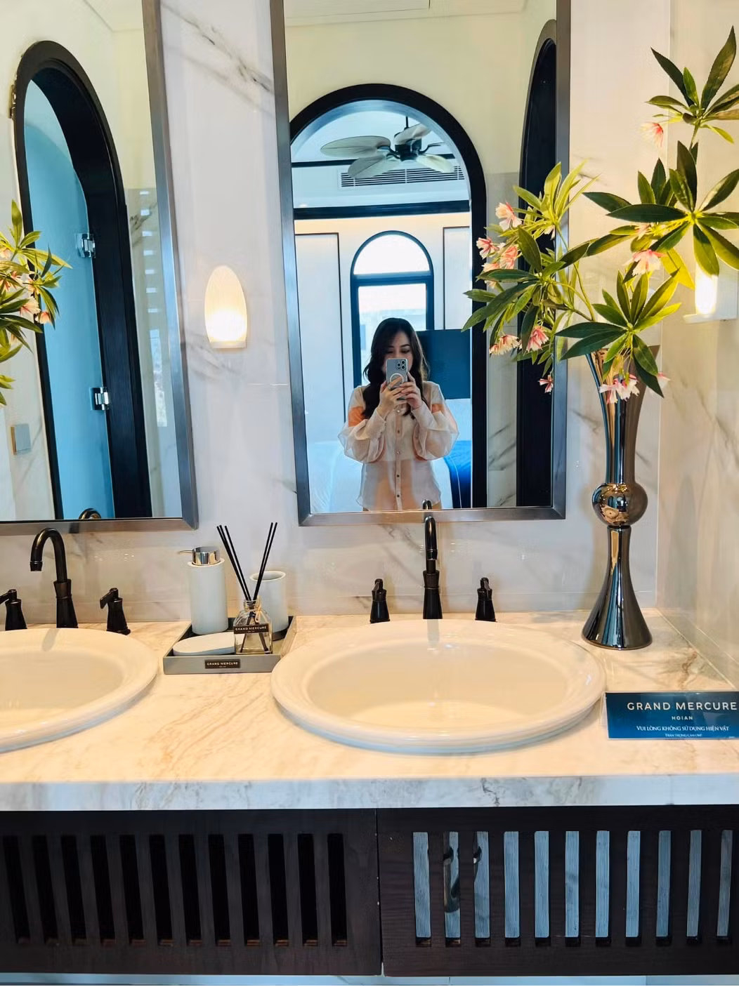 Ở tuổi 36, cô nàng không chỉ khiến hội chị em trầm trồ bởi bộ sưu tập hàng hiệu đắt đỏ mà còn sở hữu loạt nhà riêng "trải dài" khắp 3 miền.