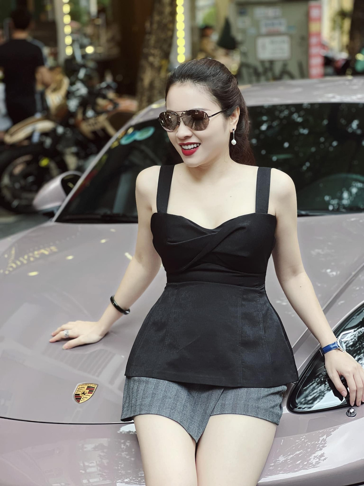 Nhờ tài kinh doanh giỏi nên hot mom này liên tục gây choáng khi sở hữu tài sản hàng khủng, sắm hàng hiệu, siêu xe liên tục khiến netizen hoa mắt.