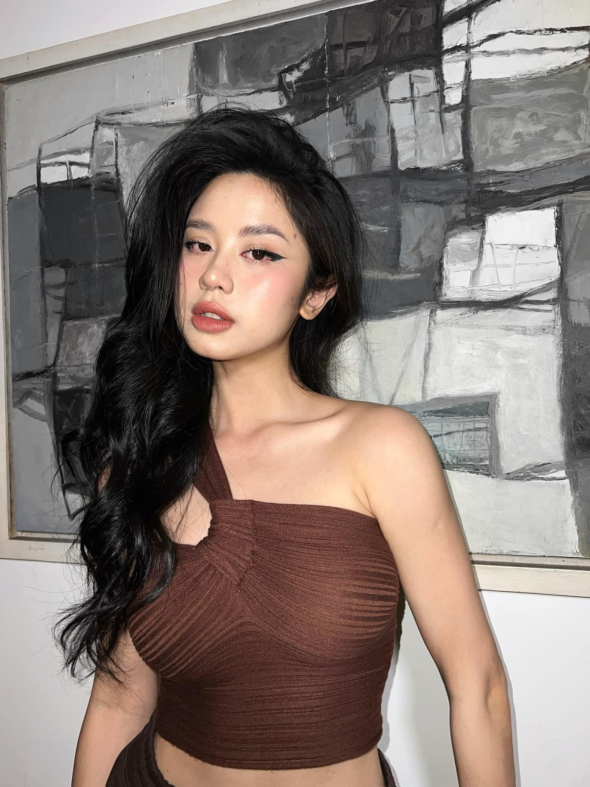 Bộ hình "50 sắc thái hè" của bạn gái Huy Me đang phủ sóng khắp nơi.