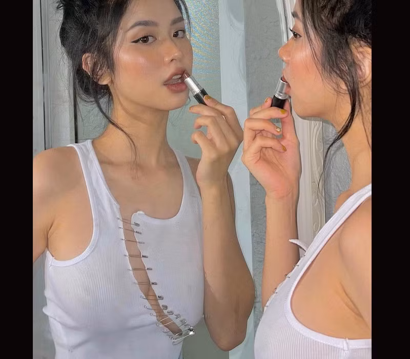 “Hot girl tap hoa” dien hai manh “nong” hon nhiet do Ha Noi