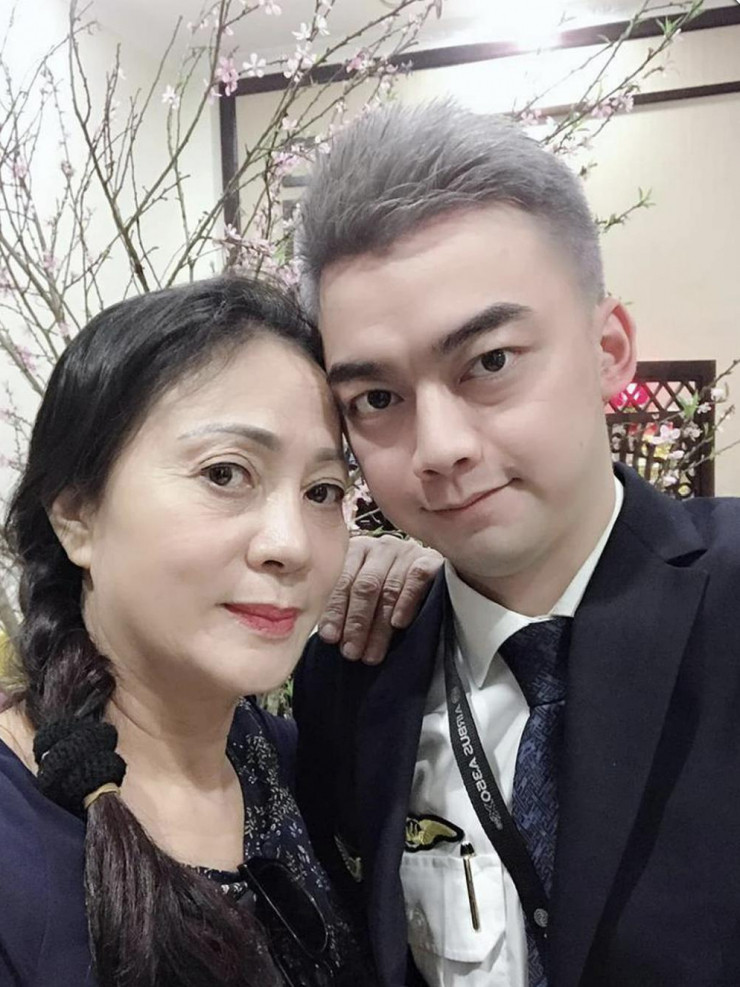 Hà Duy thường cập nhật hình ảnh của mình khi làm việc, đồng thời chia sẻ những khoảnh khắc đi du lịch ở nhiều nơi.