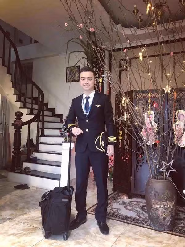 Trong nhiều năm gần đây, Hà Duy không còn tham gia bất kỳ sự kiện giải trí nào mà dành phần lớn thời gian cho công việc phi công. Ở tuổi 36, anh có cuộc sống bình lặng, kín tiếng trước công chúng. Ảnh: Tổng hợp