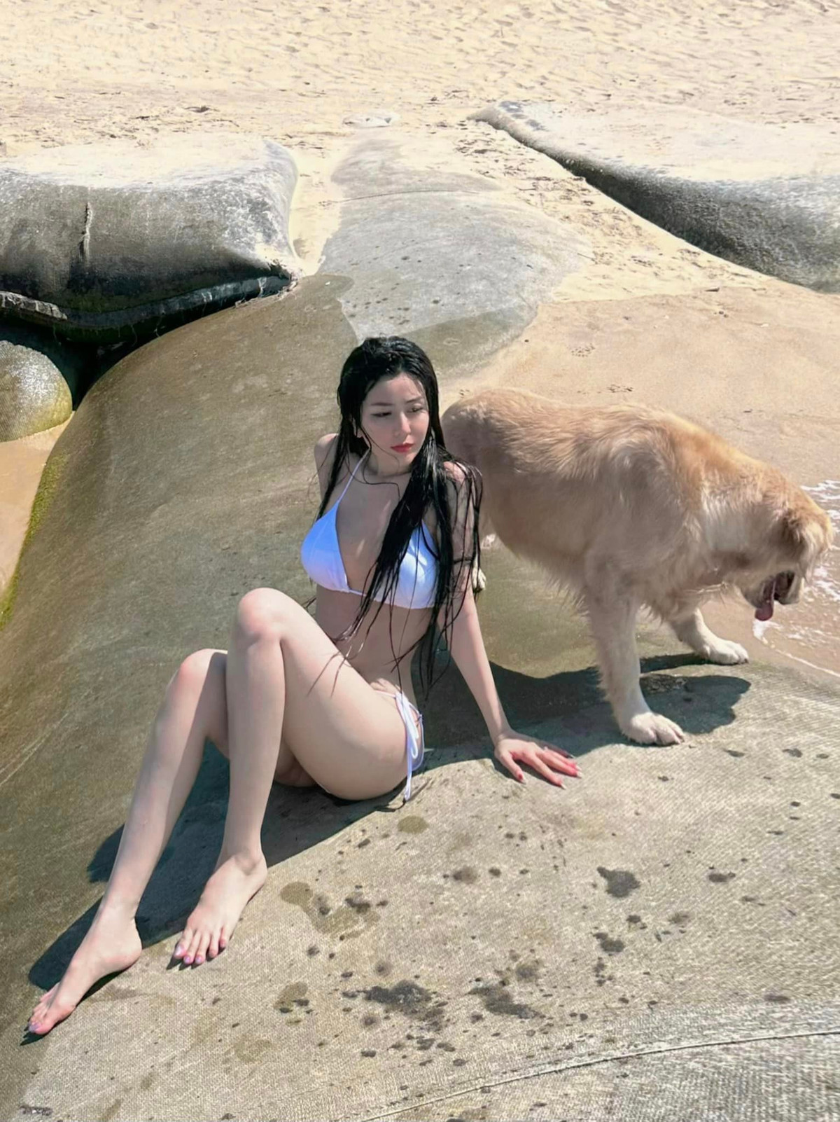 Võ Ngọc Trân là nữ sinh Sài thành nổi tiếng trên mạng xã hội sở hữu nhan sắc cùng body bốc lửa. Bức ảnh đầu tiên đưa Ngọc Trân đến với mọi người chính là khoảnh khắc cô nàng mặc áo dài trắng khoe vòng eo con kiến cùng body vòng nào ra vòng nấy.