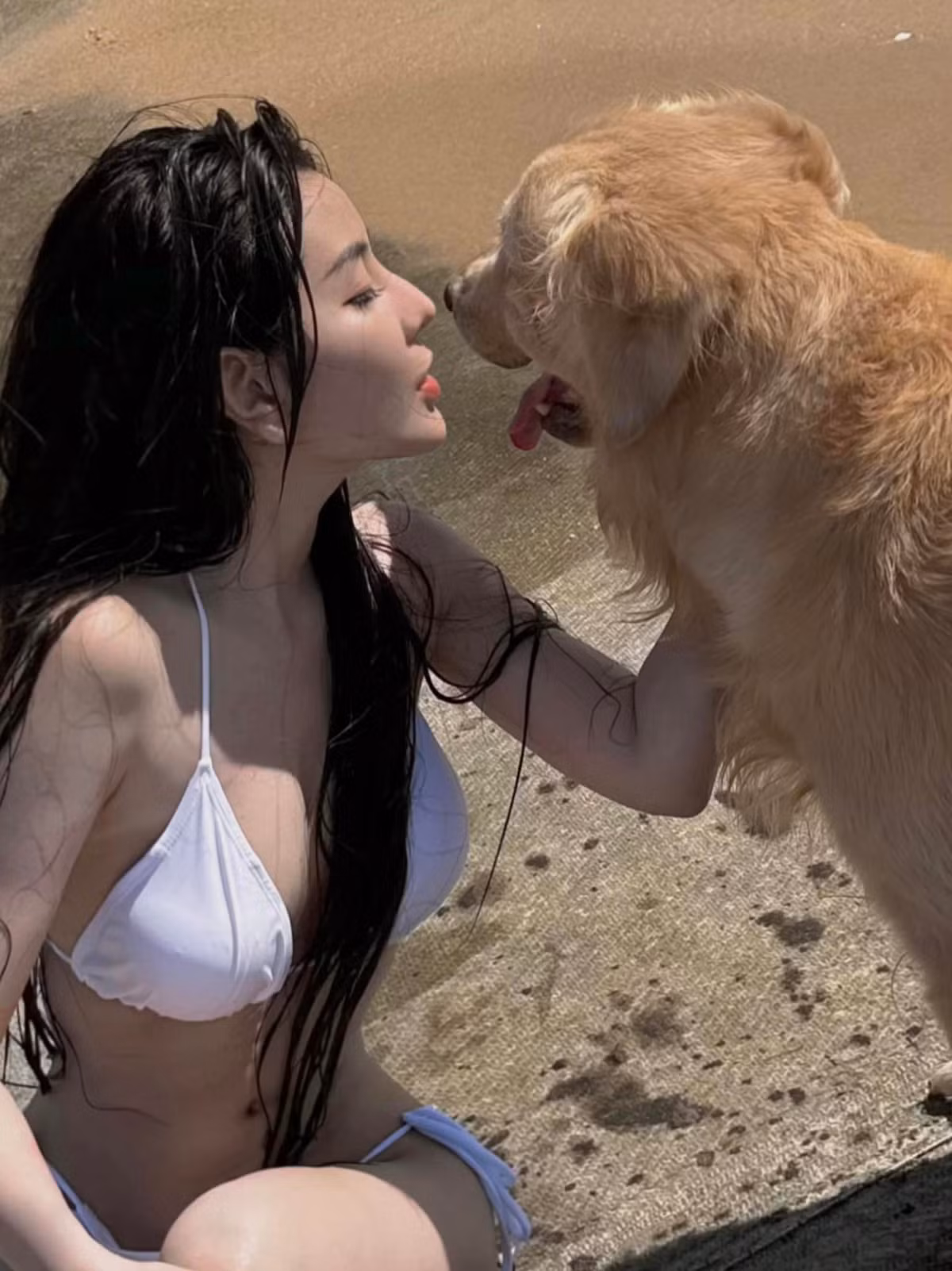 Gần đây, Võ Ngọc Trân chia sẻ loạt ảnh trong bộ đồ bơi hai mảnh, khoe trọn vẹn những đường cong nóng bỏng của cơ thể.