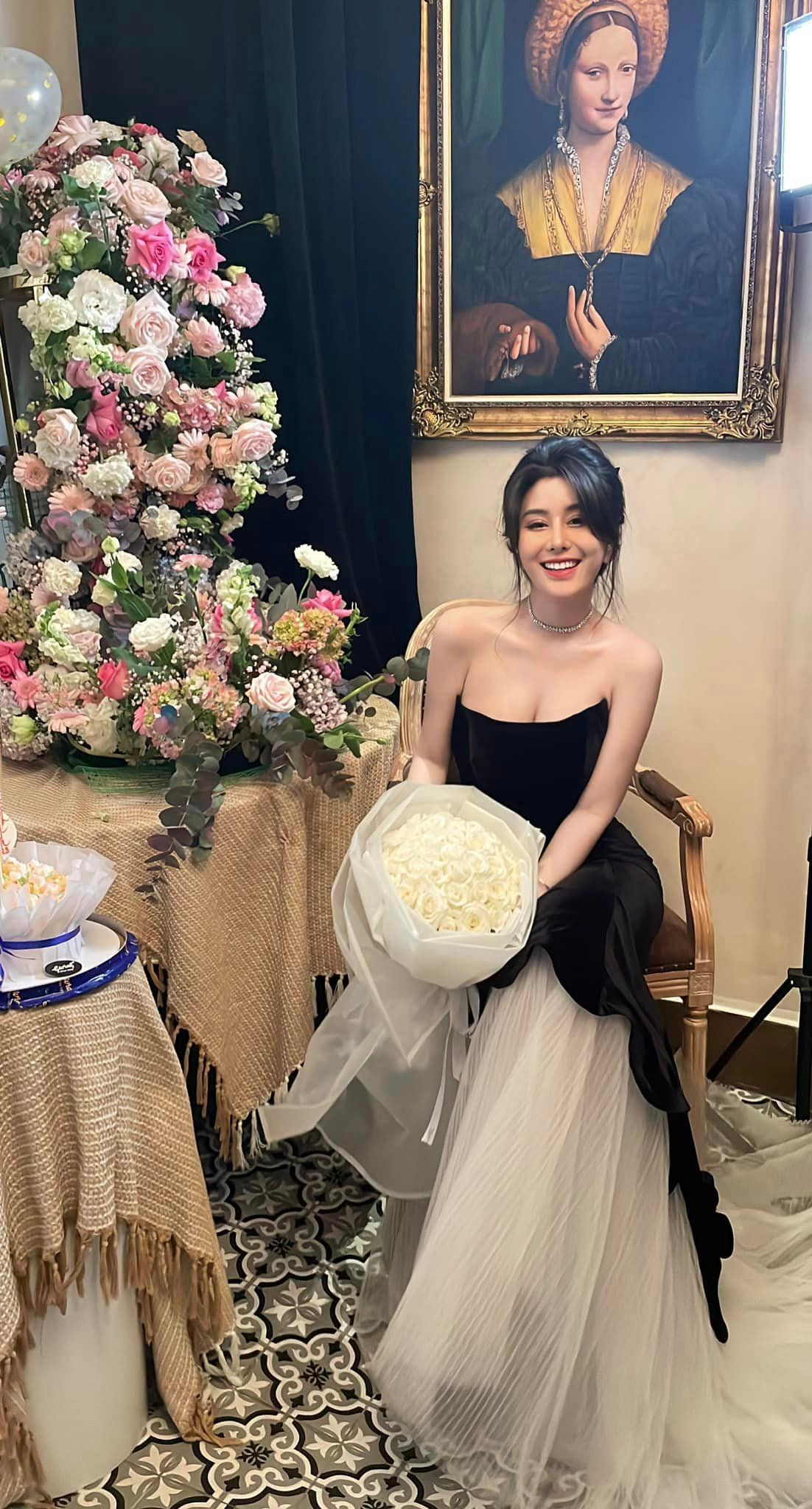 Ngoài ồn ào cặp đại gia, Võ Ngọc Trân không ít lần bị nghi ngờ dao kéo để có nhan sắc xinh đẹp như hiện tại. Ảnh: FBNV