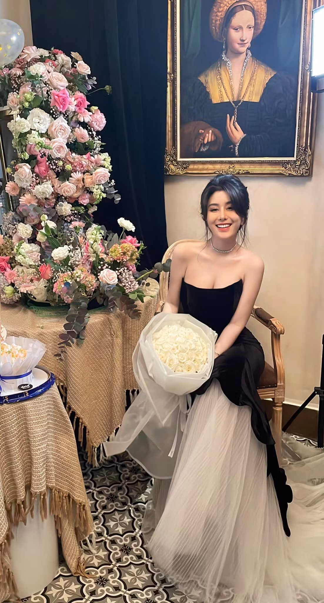 Ngoài ồn ào cặp đại gia, Võ Ngọc Trân không ít lần bị nghi ngờ dao kéo để có nhan sắc xinh đẹp như hiện tại. Ảnh: FBNV