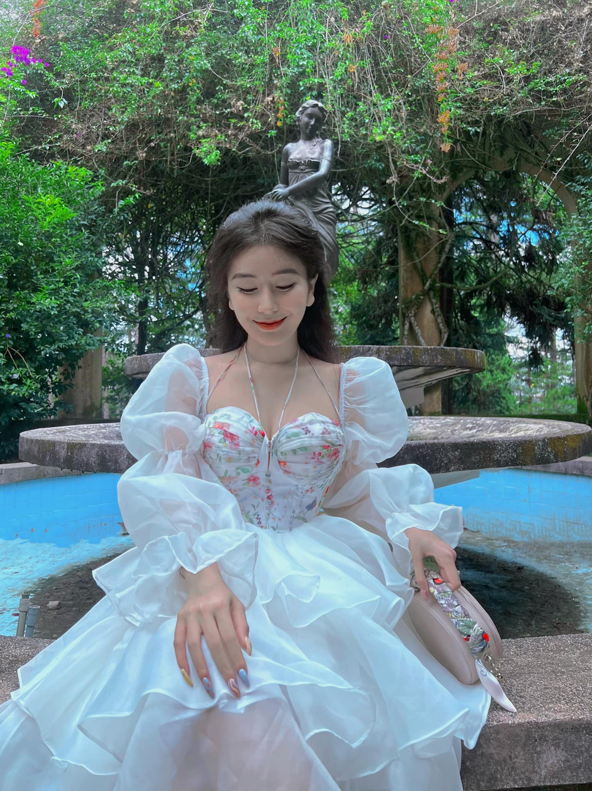 Võ Ngọc Trân sở hữu hình thể chuẩn đẹp đồng hồ cát, nổi tiếng khi còn ngồi trên ghế nhà trường.