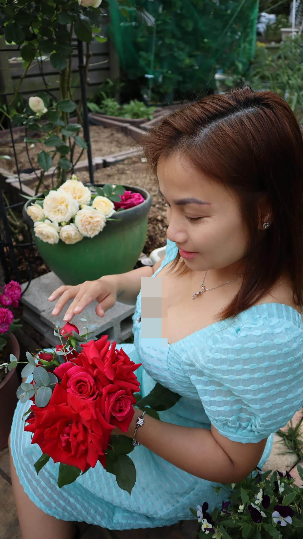 Dù không để lộ phần nào của cơ thể nhưng có lẽ đây là hình ảnh hiếm thấy của Youtuber này.