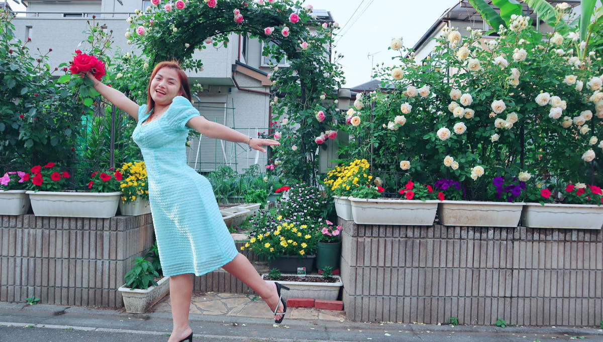 Cô nhẹ nhàng, thanh thoát trong chiếc váy xanh. Không cần trang điểm cầu kỳ nhưng nữ Youtuber vẫn gây ấn tượng bởi ngoại hình cân đối, đặc biệt là vòng 1 "ngoại cỡ" hậu trùng tu.