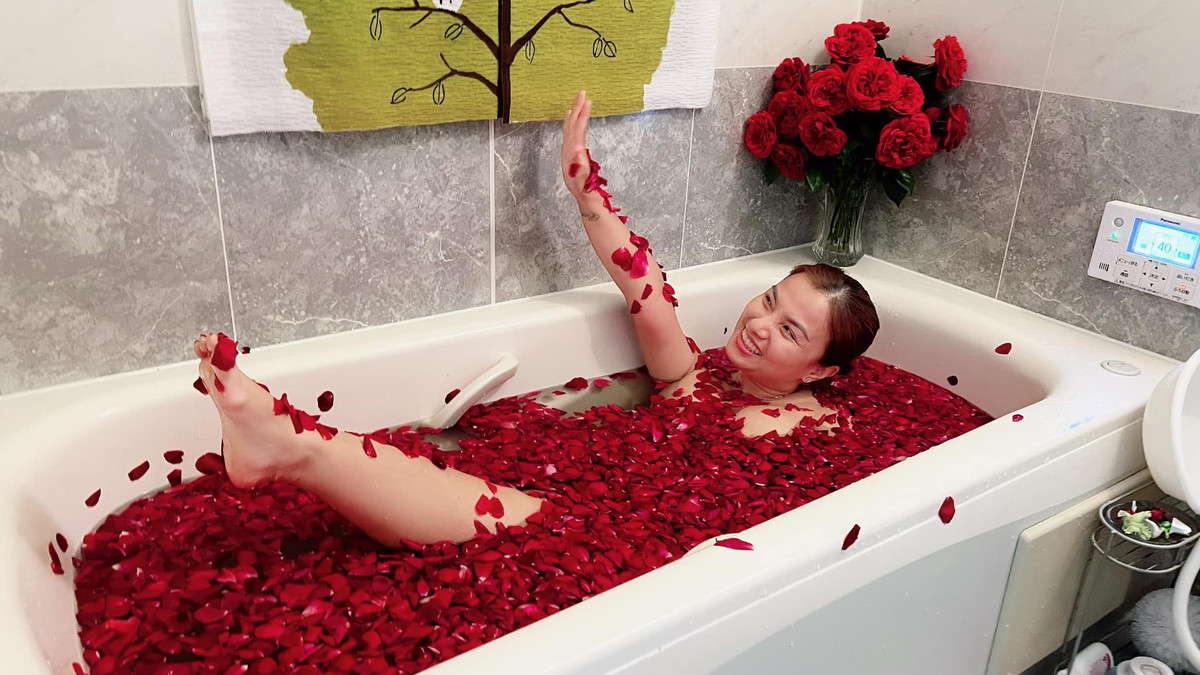 Mới đây, mẹ bé Sa tự tin khoe thân hình vô cùng táo bạo khi thả dáng trong bồn tắm.