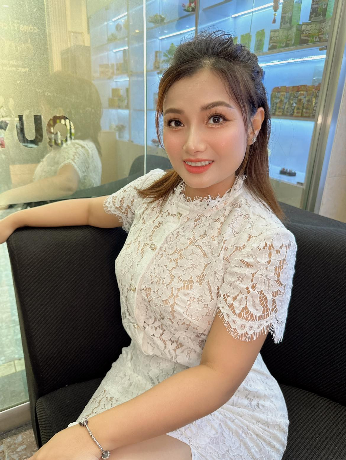 Kể từ khi "trùng tu nhan sắc", nữ Youtuber liên tiếp tung lên mạng xã hội hình ảnh có phần gợi cảm hơn trước.