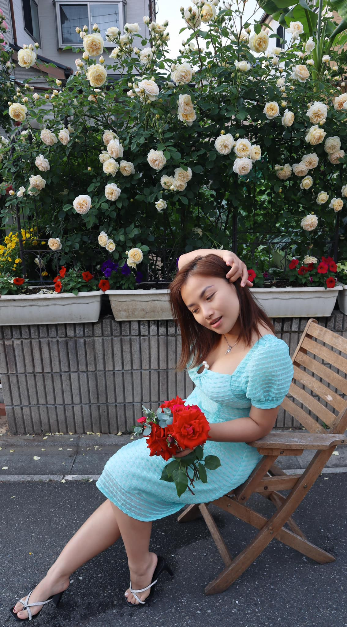 Khác với Quỳnh Trần giản dị, kín đáo trong quá khứ, Quỳnh Trần JP của hiện tại đã có nhiều thay đổi về nhan sắc và phong cách ăn mặc.