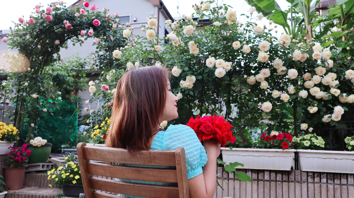 Khoảnh khắc cô nàng ấn chìm cơ thể dưới nước, trên mặt nước được rải đầy cánh hoa hồng đỏ ngay lập tức thu hút sự chú ý.