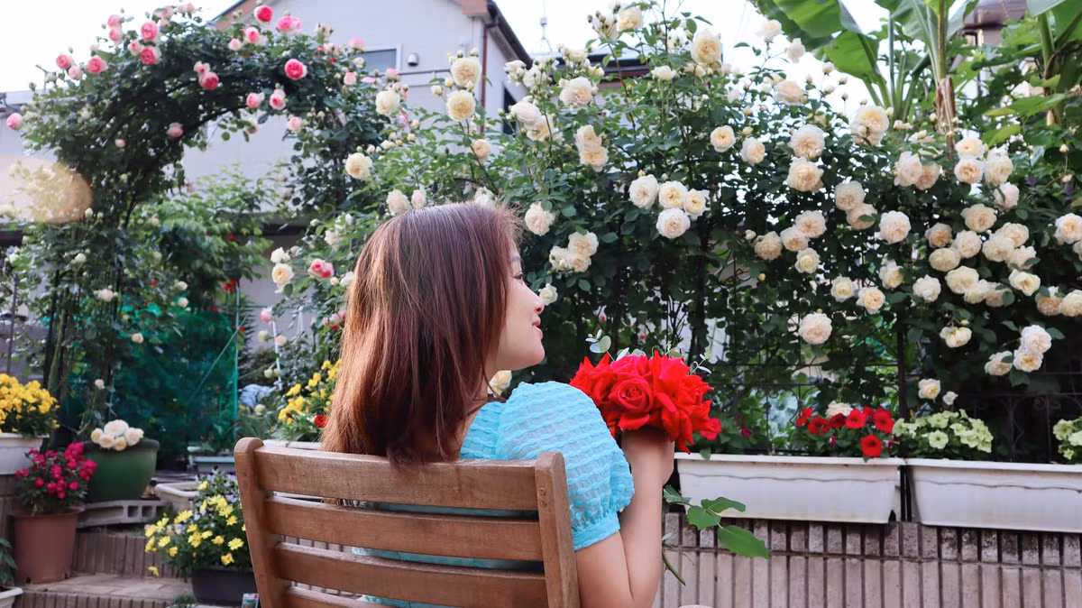 Khoảnh khắc cô nàng ấn chìm cơ thể dưới nước, trên mặt nước được rải đầy cánh hoa hồng đỏ ngay lập tức thu hút sự chú ý.