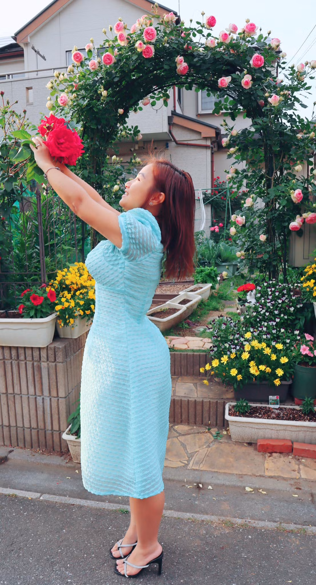 Quỳnh Trần còn tung loạt ảnh khoe "trái ngọt" hậu "dao kéo" cách đây không lâu.