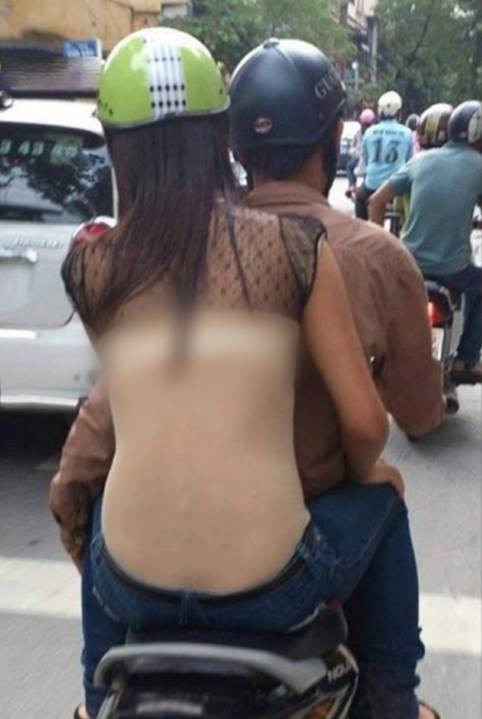 Trang phục hở lưng là một trong số kiểu đồ phổ biến trên đường phố mùa hè. Ảnh: Tổng hợp