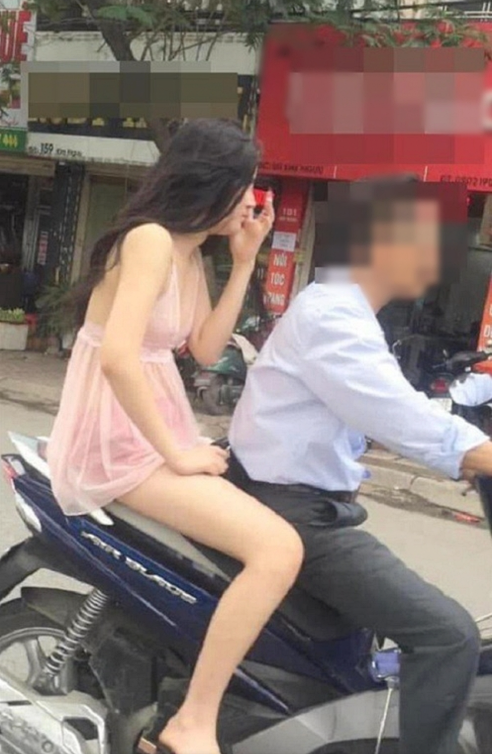 Loạt hình ảnh hội chị em viện lý do trời nắng nóng để khoe da thịt từng bị netizen lên án nặng nề.