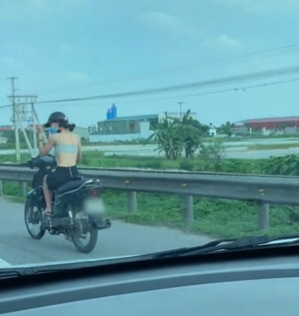 Trên mạng xã hội, không ít lần hội chị em ăn diện khoe lưng trần phản cảm làm những người xung quanh cảm thấy ngượng ngùng.