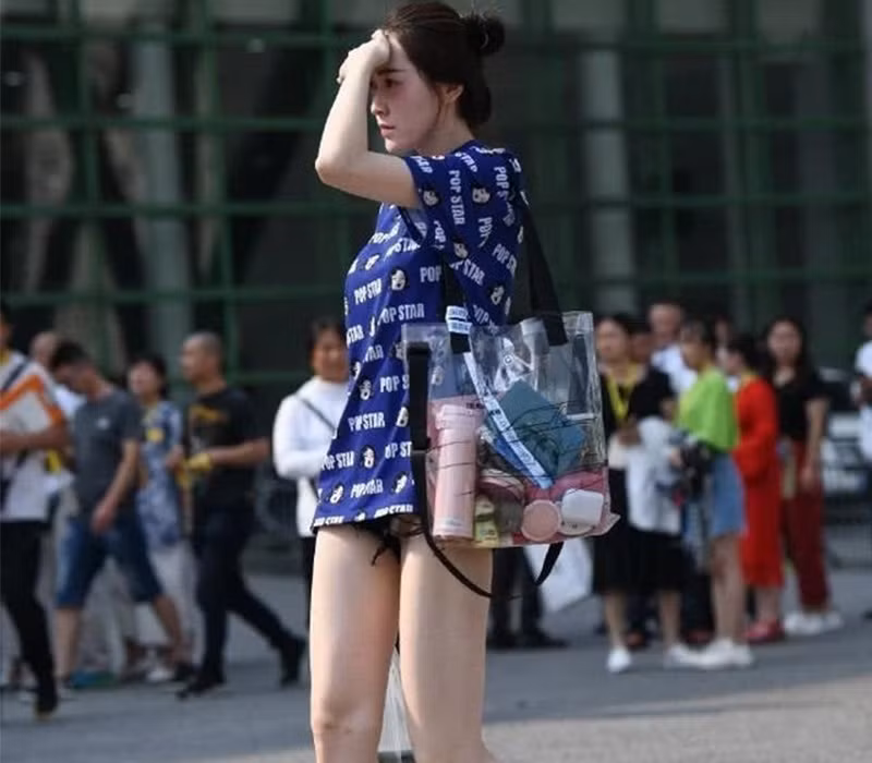 Việc ăn mặc thoải mái mát mẻ với ăn mặc phản cảm là hai ranh giới khác nhau, tuy nhiên không ít chị em lại lấy cớ nắng nóng gay gắt để cố ăn diện nhưng bộ trang phục hớ hênh, hở hang.