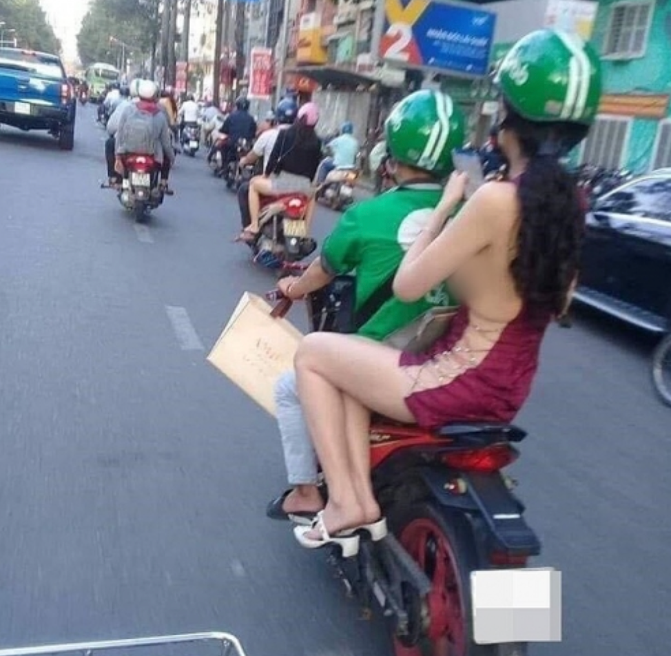 Thậm chí nhiều nàng còn vô tư đến độ không mặc nội y ra phố. Vẫn biết mùa nóng thì ngại mặc nội y nhưng vô tư để điểm nhạy cảm lồ lộ giữa phố thì ai nhìn cũng phải ái ngại thay.