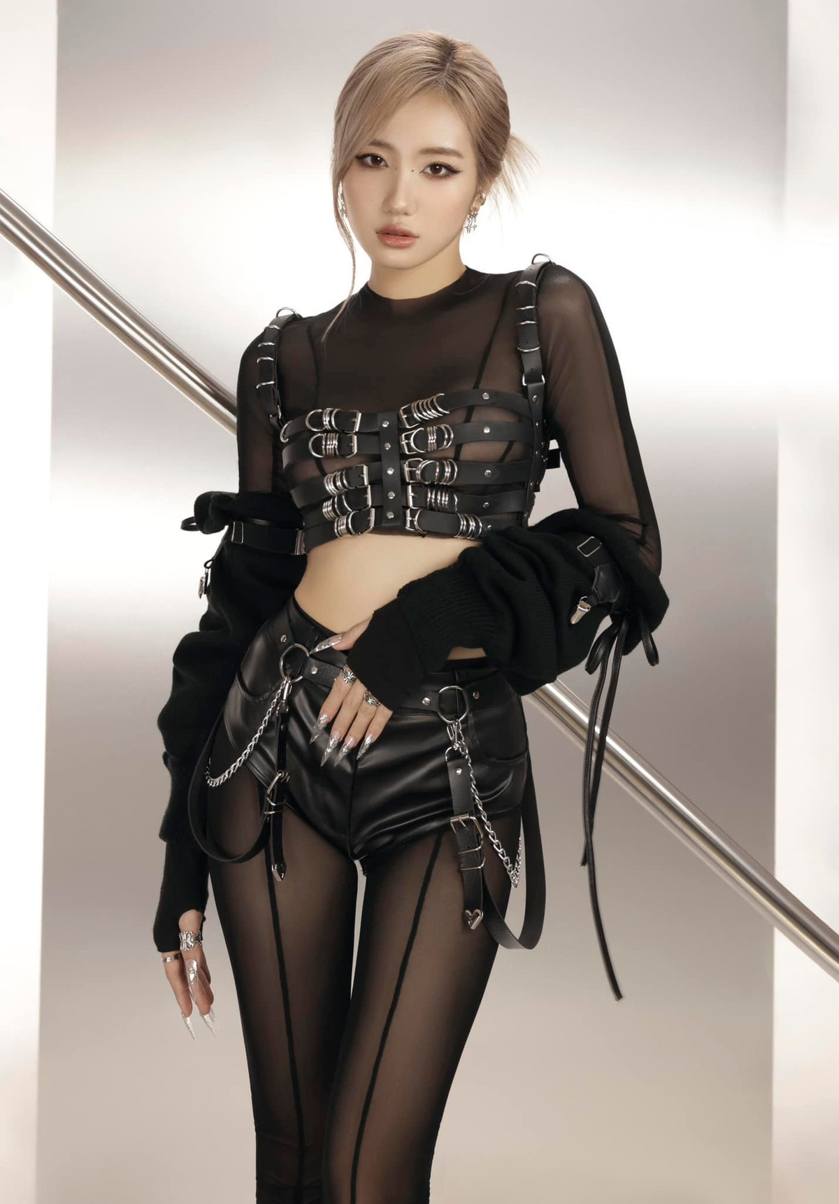 Bên cạnh câu chuyện cưới chồng hơn 7 tuổi vào năm 18 tuổi, Lê Thị Khánh Huyền cũng sở hữu lượng người hâm mộ "khủng" nhờ nhan sắc xinh đẹp, vóc dáng quyến rũ.