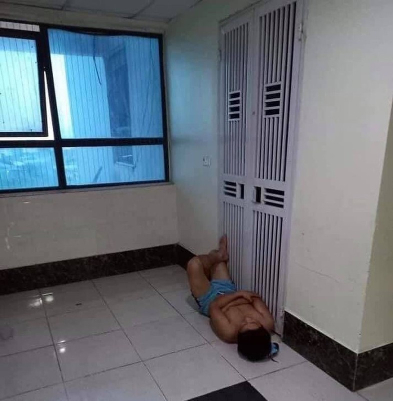 Bị vợ đuổi nhanh quá nên thanh niên này còn không kịp chuẩn bị gì, phải lấy áo làm gối kê đầu.