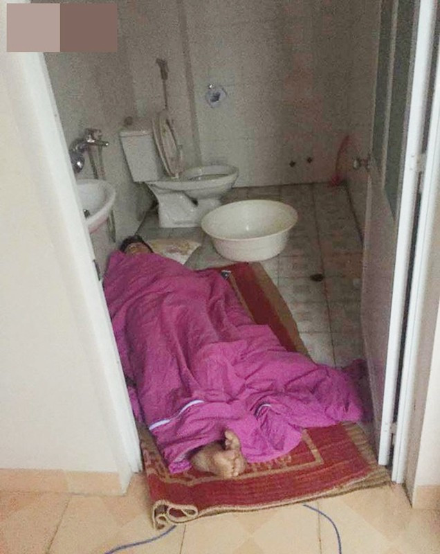 Ngủ trong toilet thì vẫn còn được ở trong nhà, may mắn chán so với những trường hợp trên.
