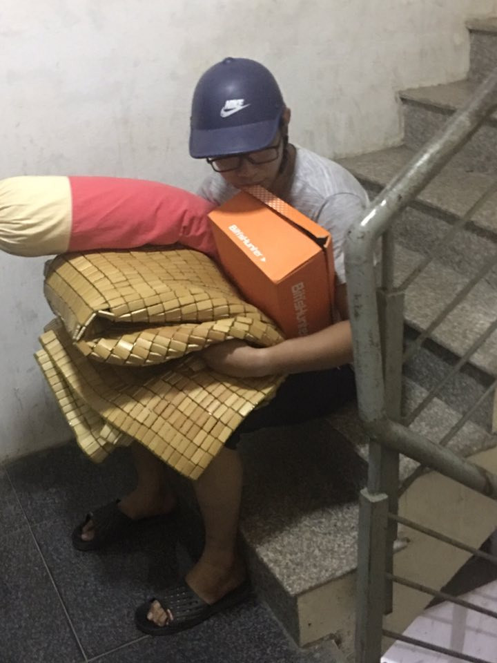 Trước đó có khá nhiều cảnh tượng các ông chồng bị vợ phạt canh cửa vì nhậu nhẹt về khuya.