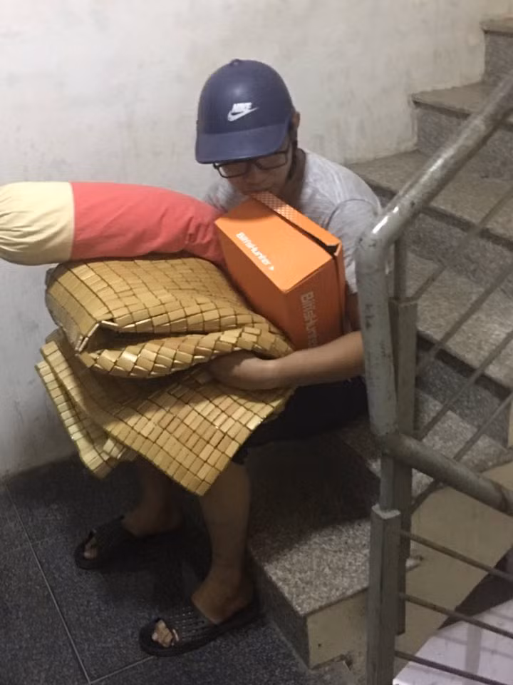 Trước đó có khá nhiều cảnh tượng các ông chồng bị vợ phạt canh cửa vì nhậu nhẹt về khuya.