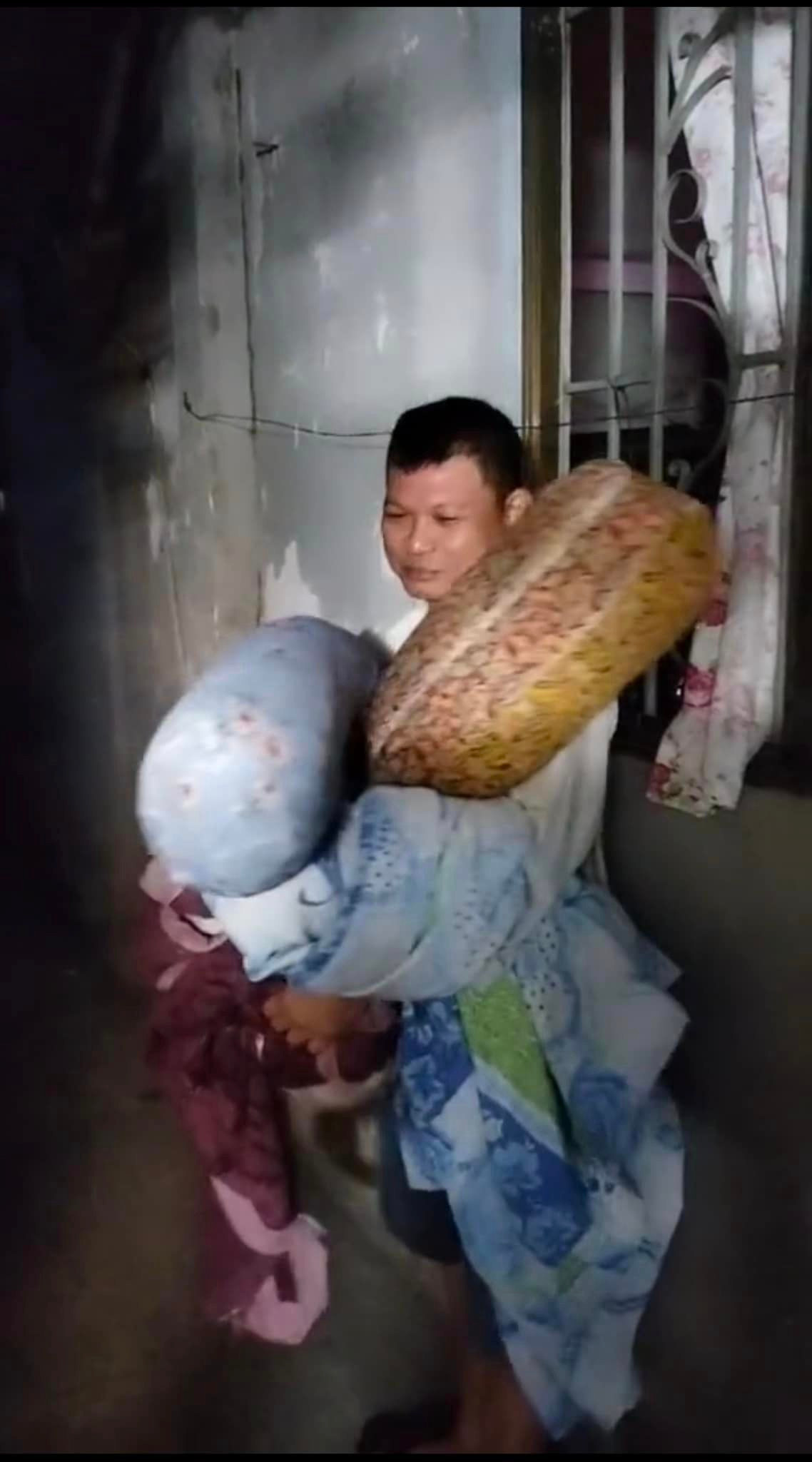 Ngay khi được đăng tải, bức ảnh kèm theo clip này lập tức đã nhận được hàng nghìn lượt quan tâm, cùng với đó là hàng nghìn bình luận hài hước.