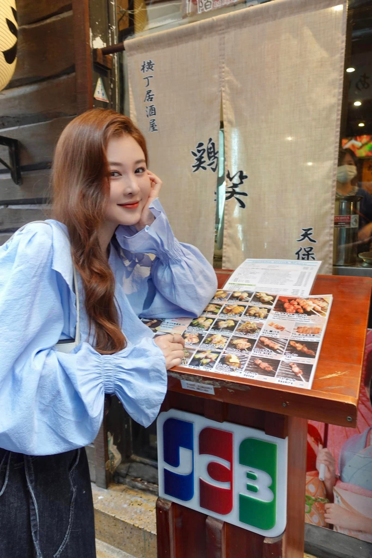 Trước đây, Ribi Sachi từng vướng tin đồn là người yêu của Ngô Kiến Huy chỉ vì cả hai đều chơi chung nhóm bạn thân thiết.