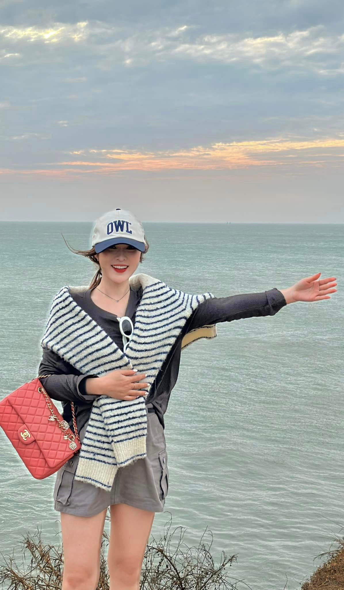 Đặc biệt, cô trung thành với phong cách thanh lịch, nữ tính, nói không với trang phục hở hang.