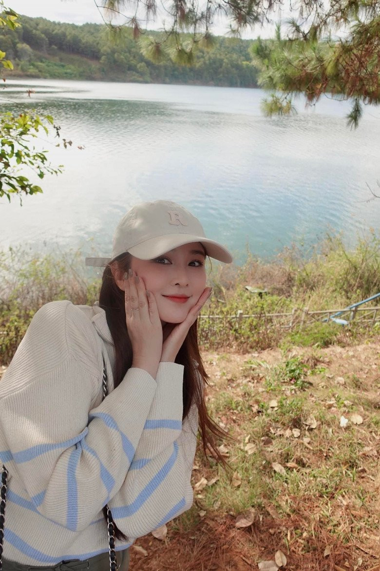 Vẻ ngoài đánh lừa thị giác cộng thêm hóa thân trong những bộ đồng phục học sinh nên nhiều khán giả từ lâu vẫn nhận định cô chỉ ở độ tuổi đôi mươi.