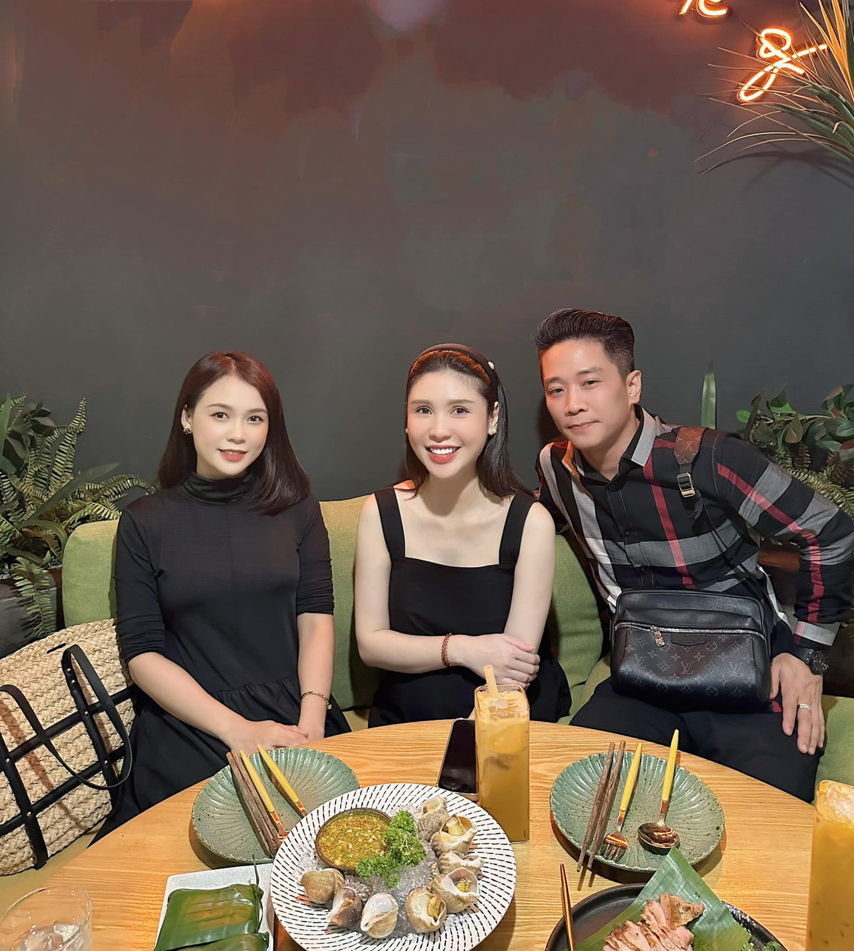 Mới đây, hot girl Sam chia sẻ khung hình hội ngộ cùng những người bạn, netizen nhanh chóng chú ý đến thân hình hơi mũm mĩm của cô và rộ tin đồn cô mang thai.