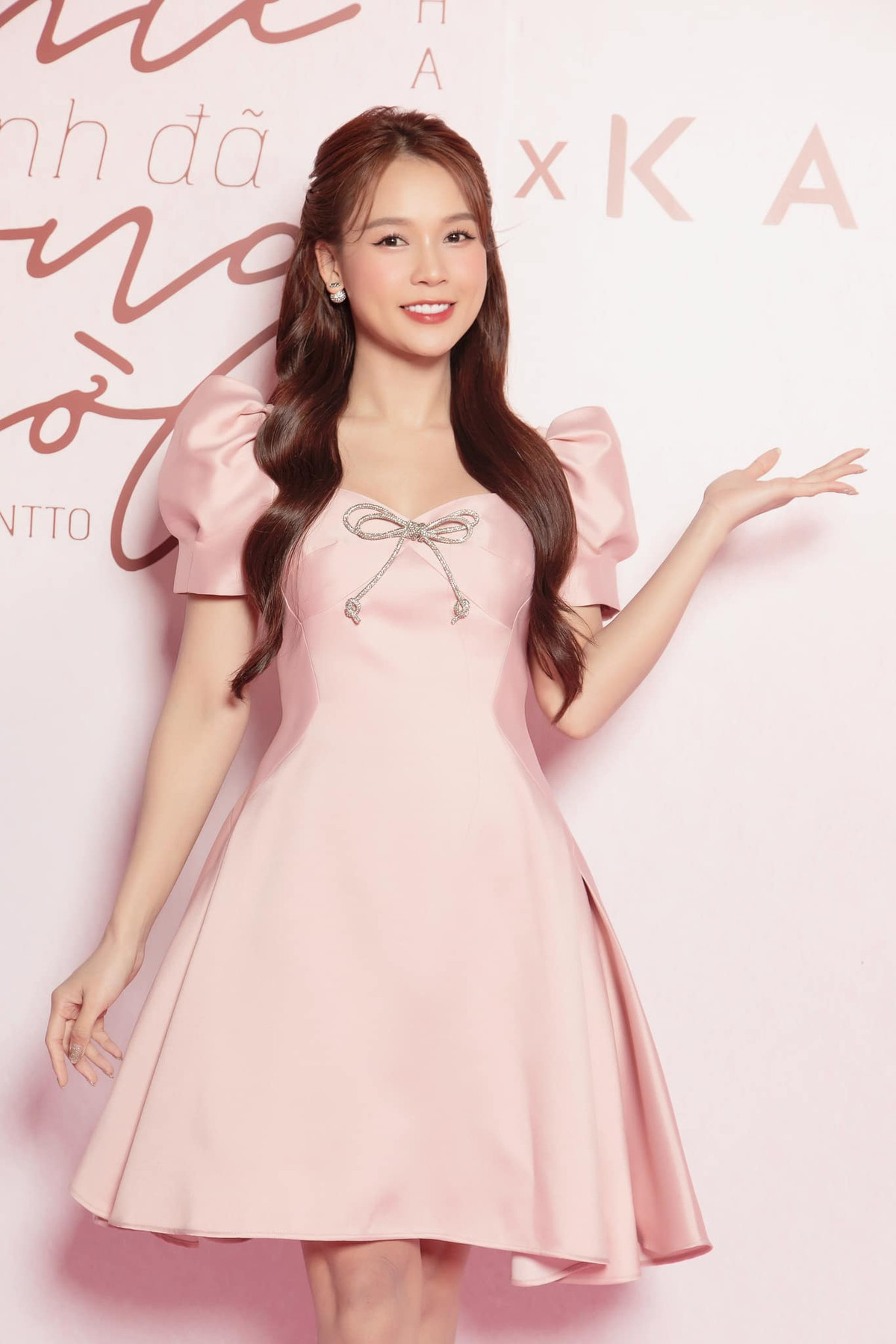 Trước đó không lâu, Sam cũng chính là người bắt được hoa cưới từ cô dâu trong đám cưới của Diệu Nhi - Anh Tú tại Phan Thiết.