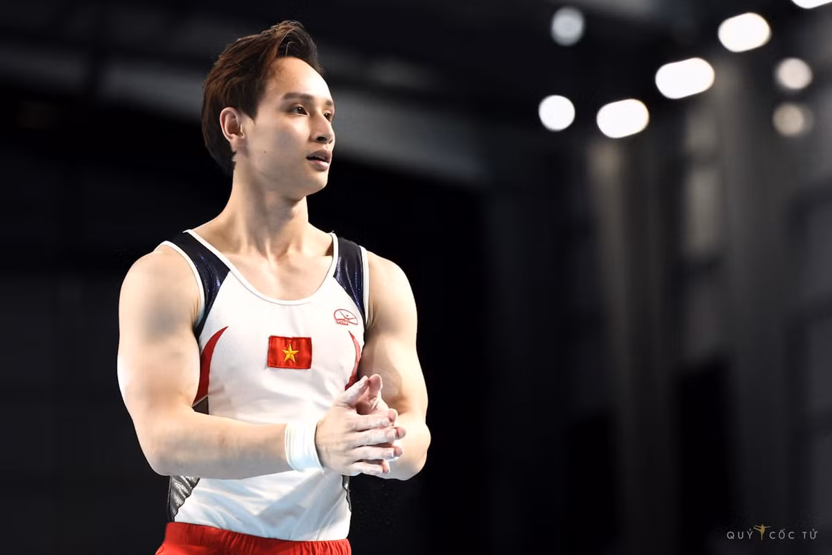 Không chỉ chinh phục khán giả bởi những màn trình diễn ấn tượng, nam VĐV còn khiến các fan "đắm chìm" bởi vóc dáng săn chắc nam tính, gương mặt góc cạnh.