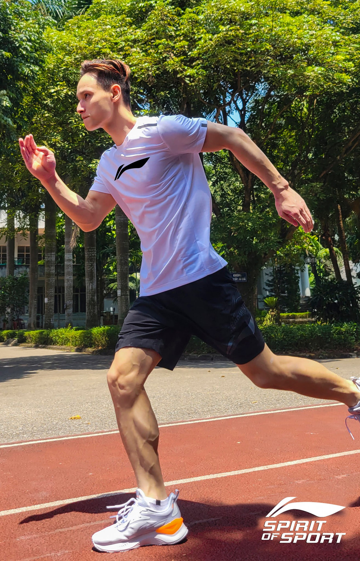 Bề ngoài Đinh Phương Thành rất rắn rỏi nhưng khá kiệm lời, nụ cười tươi luôn thường trực trên môi.