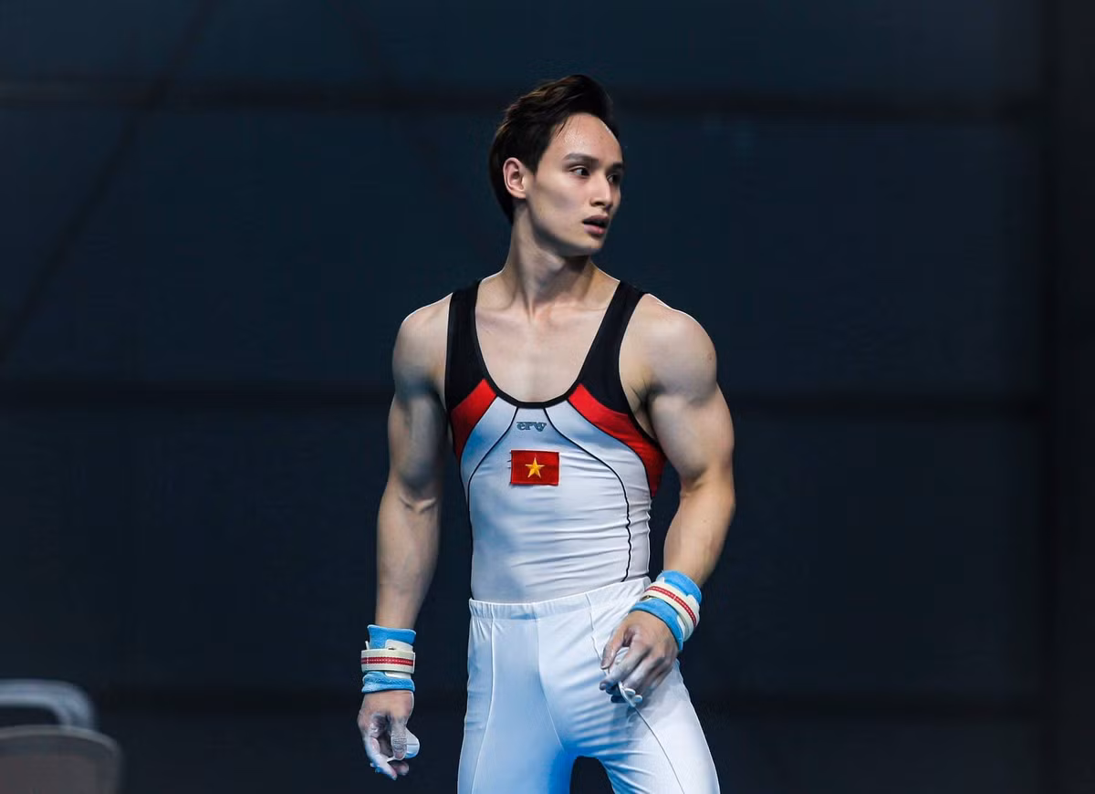 Tại SEA Games 32, Đinh Phương Thành tiếp tục đem đến màn trình diễn ấn tượng cùng tuyển Việt Nam. Với tổng điểm 13.500, Phương Thành đã bảo vệ thành công Huy chương Vàng xà đơn.