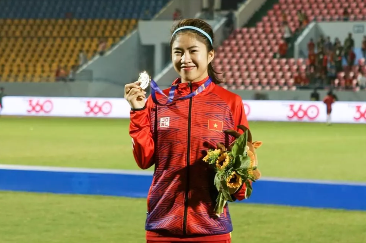 Thanh Nhã - nữ tiền vệ gây được nhiều khán giả chú ý với nhan sắc không thua kém gì hot girl.