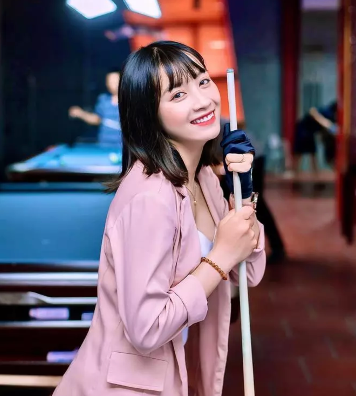 Nữ cầu thủ được gọi là "hoa khôi làng bóng" khi sở hữu làn da trắng, nụ cười tỏa nắng không kém mỹ nhân showbiz nào.