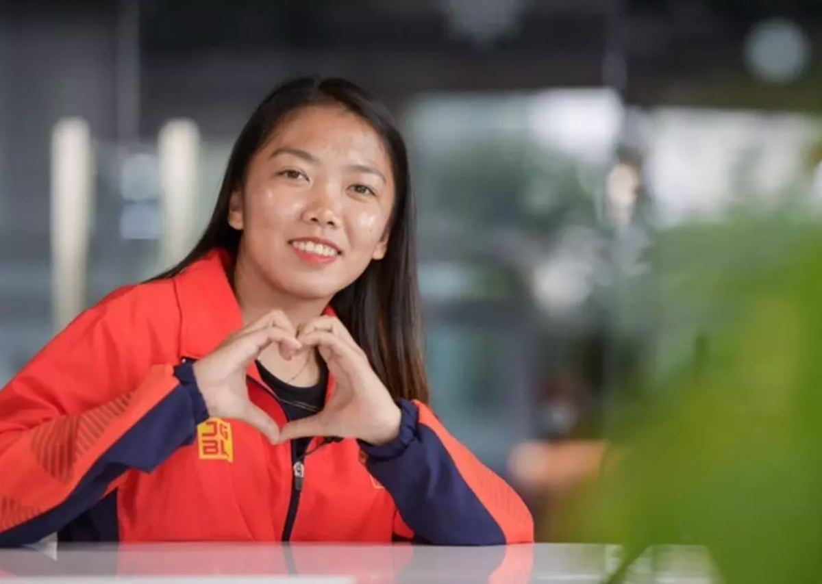 Tiền đạo Huỳnh Như - đội trưởng tuyển nữ Việt Nam dù không sở hữu nhan sắc long lanh như một số đồng đội song trong một số hình ảnh đời thường cô vẫn ghi điểm bởi nụ cười tươi sáng.