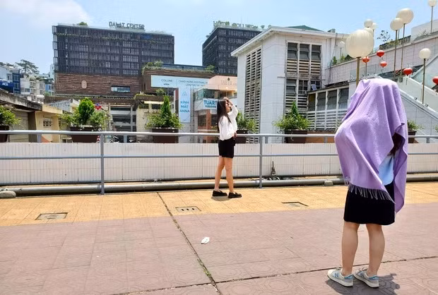 Việc này khiến khung cảnh trên cầu hướng về view Đà Lạt Center không còn như trước, khiến du khách khó check-in hơn với góc ảnh tạo nên thương hiệu của khu vực này.