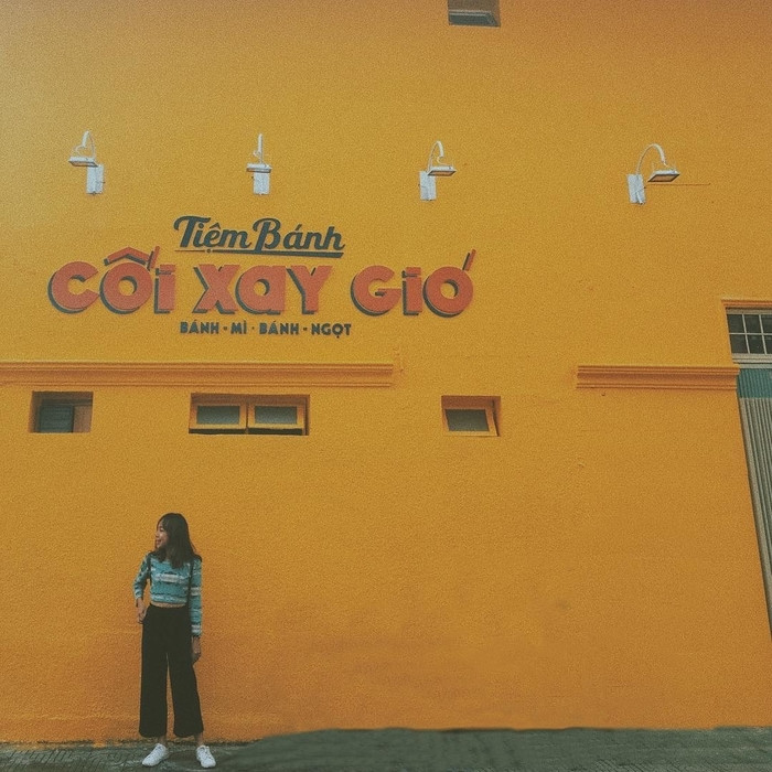 Từ lâu bức tường vàng Cối Xay Gió là địa điểm check-in nổi tiếng, dễ bắt gặp các bạn xếp hàng để có thể chụp 1 tấm ảnh kỉ niệm.