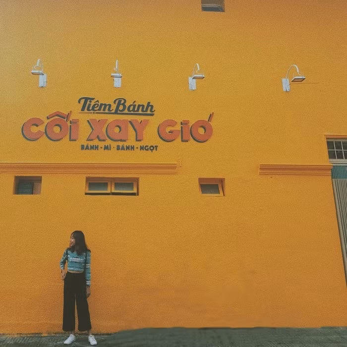 Từ lâu bức tường vàng Cối Xay Gió là địa điểm check-in nổi tiếng, dễ bắt gặp các bạn xếp hàng để có thể chụp 1 tấm ảnh kỉ niệm.