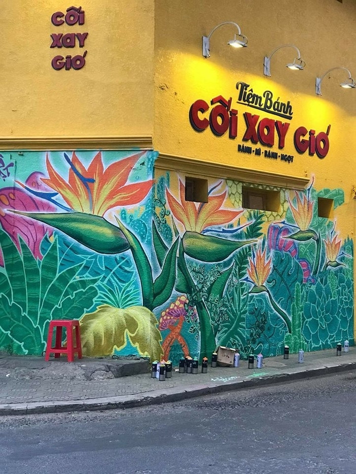 Địa điểm này cũng nằm ngay trung tâm nên việc các bạn trẻ tụ tập và đứng cả ra đường để chụp ảnh đã ít nhiều ảnh hưởng đến giao thông chung.