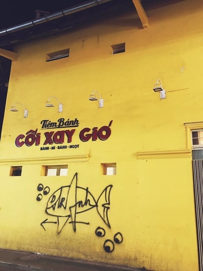 Vì quá nổi tiếng nên bức tường đã năm lần bảy lượt bị vẽ bậy khiến dân tình vô cùng bức xúc.